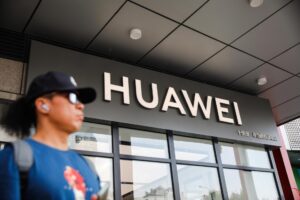 Fotografía de archivo que muestra a un hombre que camina junto a una tienda de Huawei en Pekín, China. EFE/EPA/WU HAO