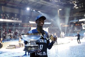 Dennis Schroder, base alemán de los Sacramento Kings, en Riga, Letonia. EFE/EPA/TOMS KALNINS