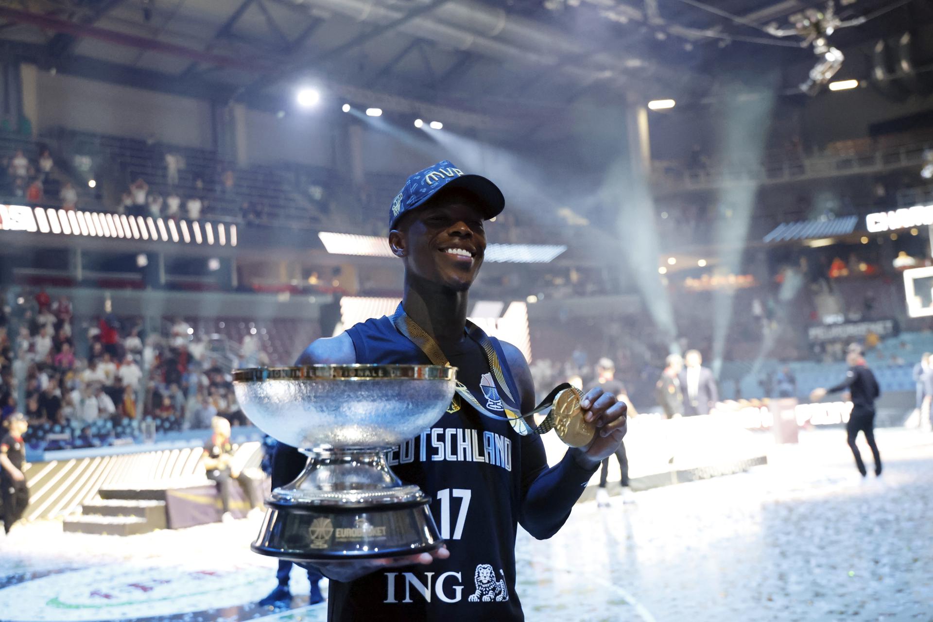 Dennis Schroder, base alemán de los Sacramento Kings, en Riga, Letonia. EFE/EPA/TOMS KALNINS