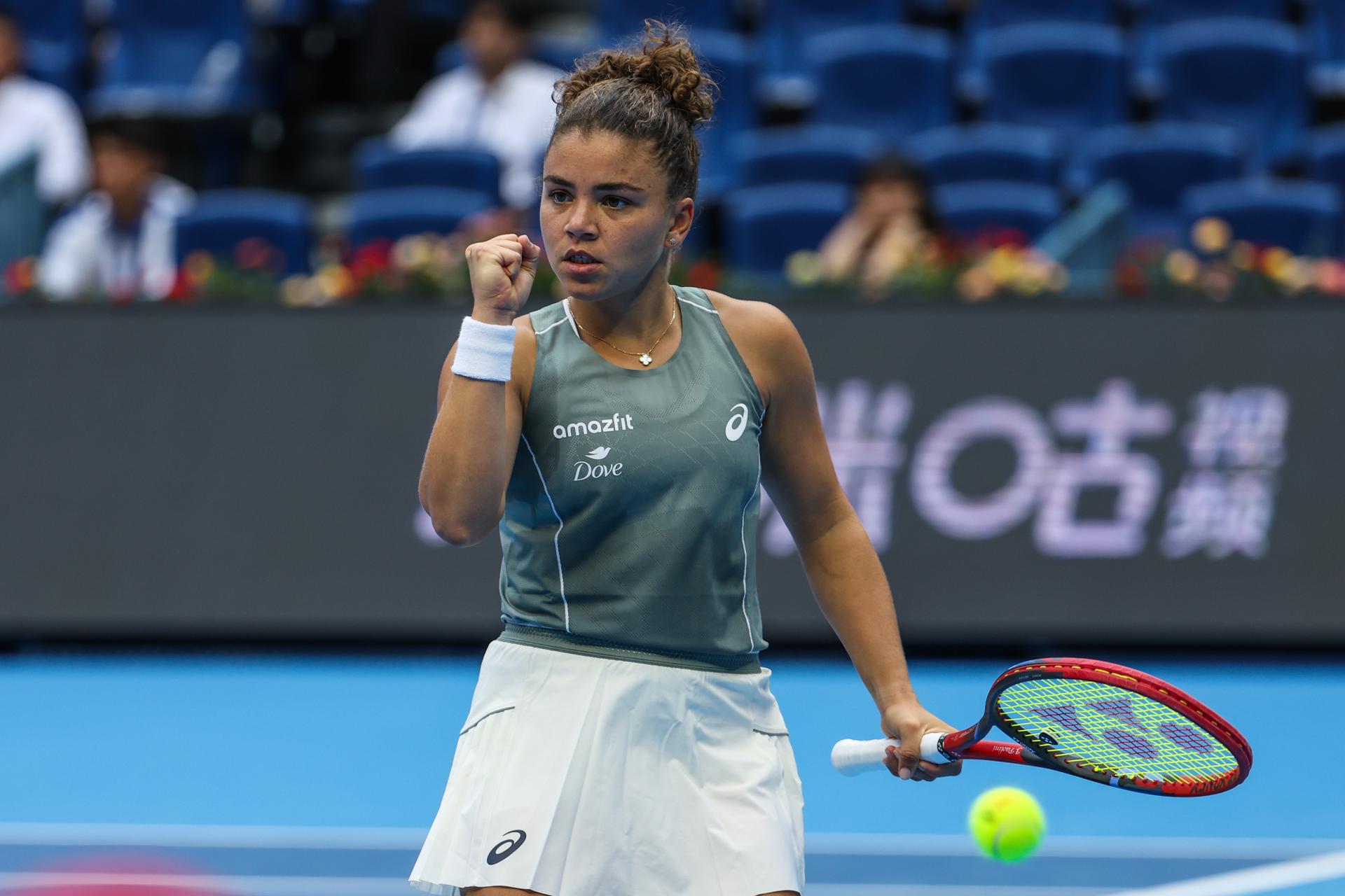 La tenista italiana Jasmine Paolini durante el partido contra la estadounidense Sofia Kenin en el Abierto de China.  EFE/EPA/WU HAO
