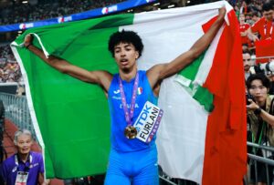 El saltador italiano Mattia Furlani celebra su triunfo en el salto de longitud en los Mundiales de Tokio, Japón. EFE/EPA/ALEX PLAVEVSKI