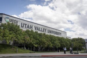 Se ven a los reporteros fuera del Centro UCCU tras el tiroteo contra Charlie Kirk, CEO y cofundador de la organización juvenil conservadora Turning Point USA, en la Universidad del Valle de Utah en Orem, Utah, EE. UU. EFE/MARIELLE SCOTT
//////////
OREM (United States), 11/09/2025.- Reporters are seen outside the UCCU Center following the shooting of Charlie Kirk, the CEO and co-founder of the conservative youth organization Turning Point USA, at Utah Valley University in Orem, Utah, USA, 10 September 2025. Kirk was shot at an event he was hosting at Utah Valley University and was removed from the premises by his security team, he later died in the hospital. A suspect is in custody. EFE/EPA/MARIELLE SCOTT