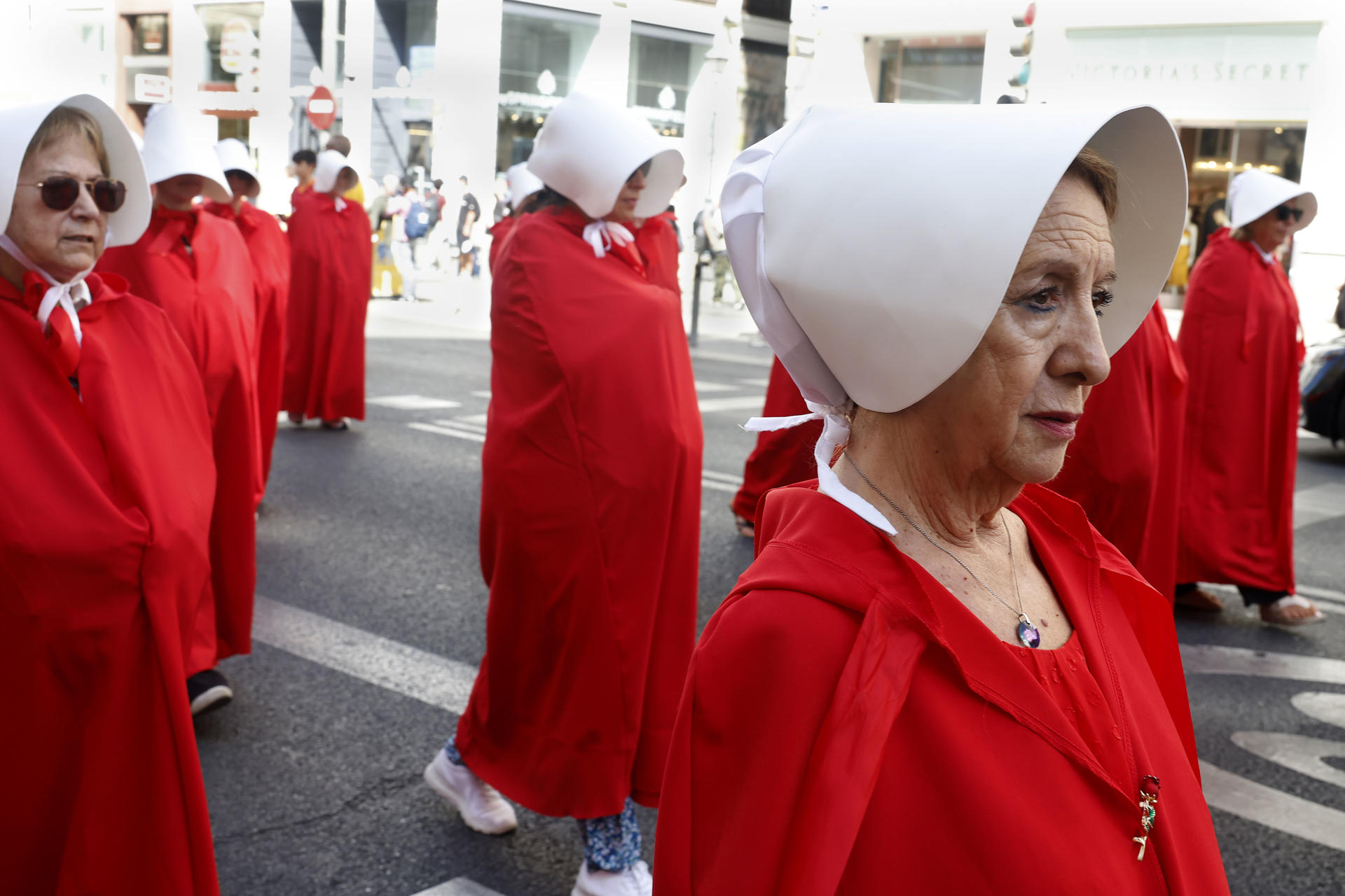 Cientos de mujeres han recorrido el centro de Madrid ataviadas con los trajes de 'El cuento de la criada' para exigir el fin de los vientres de alquiler y que el Estado acabe con esta práctica ilegal que entienden que no se puede normalizar porque es una forma de violencia sobre las mujeres. EFE/ J.P. Gandul