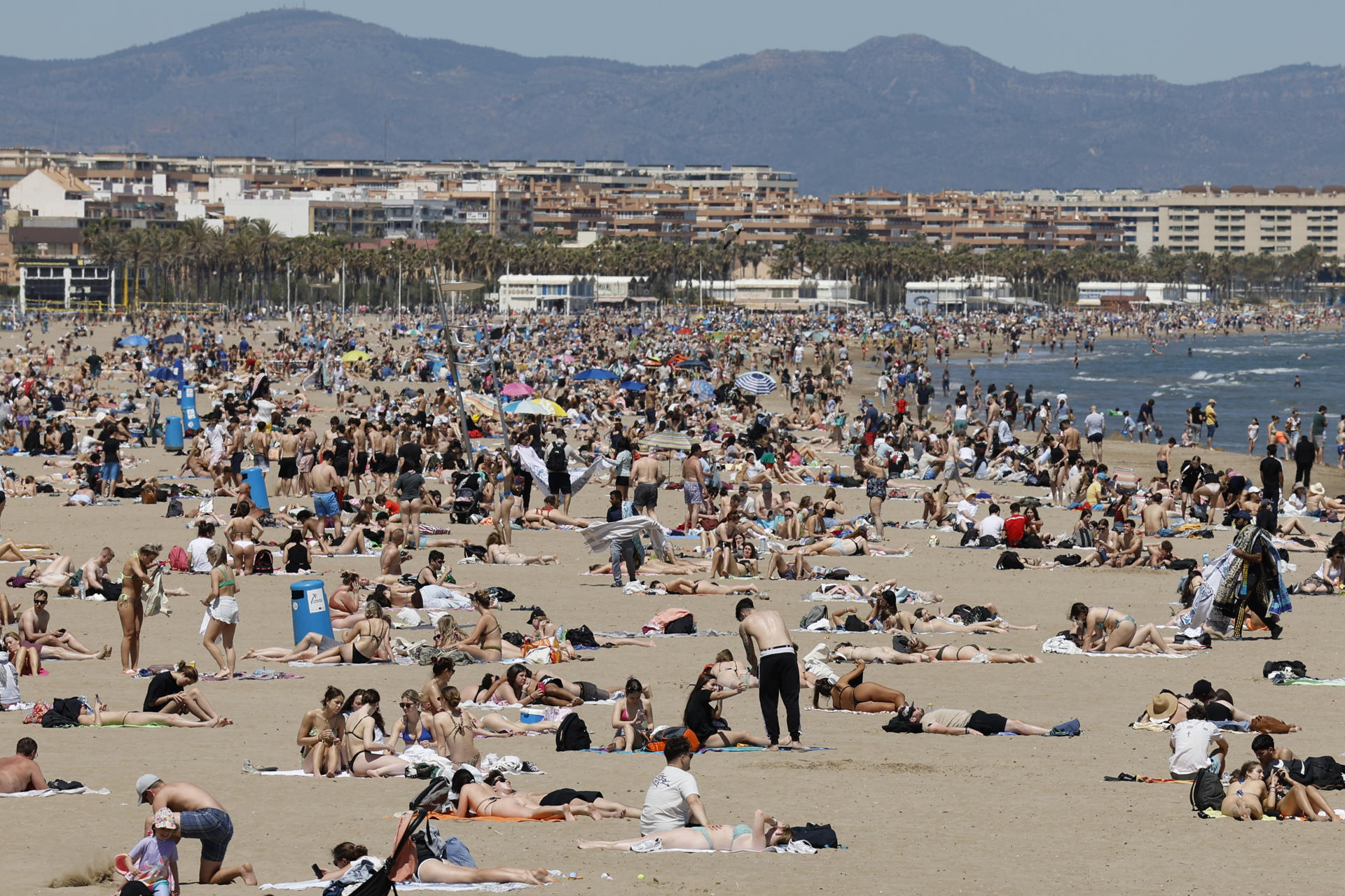 Cientos de personas en la playa de Las Arenas de Valencia, durante el pasado Jueves Santo. EFE/ Ana Escobar