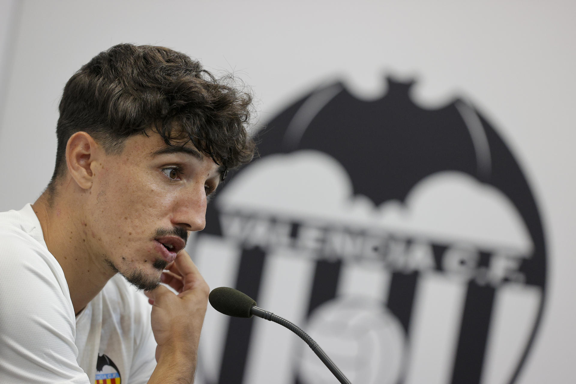 El jugador del Valencia Diego López durante la rueda de prensa ofrecida en la semana en la que el equipo de Mestalla visita al Barcelona. EFE/Manuel Bruque