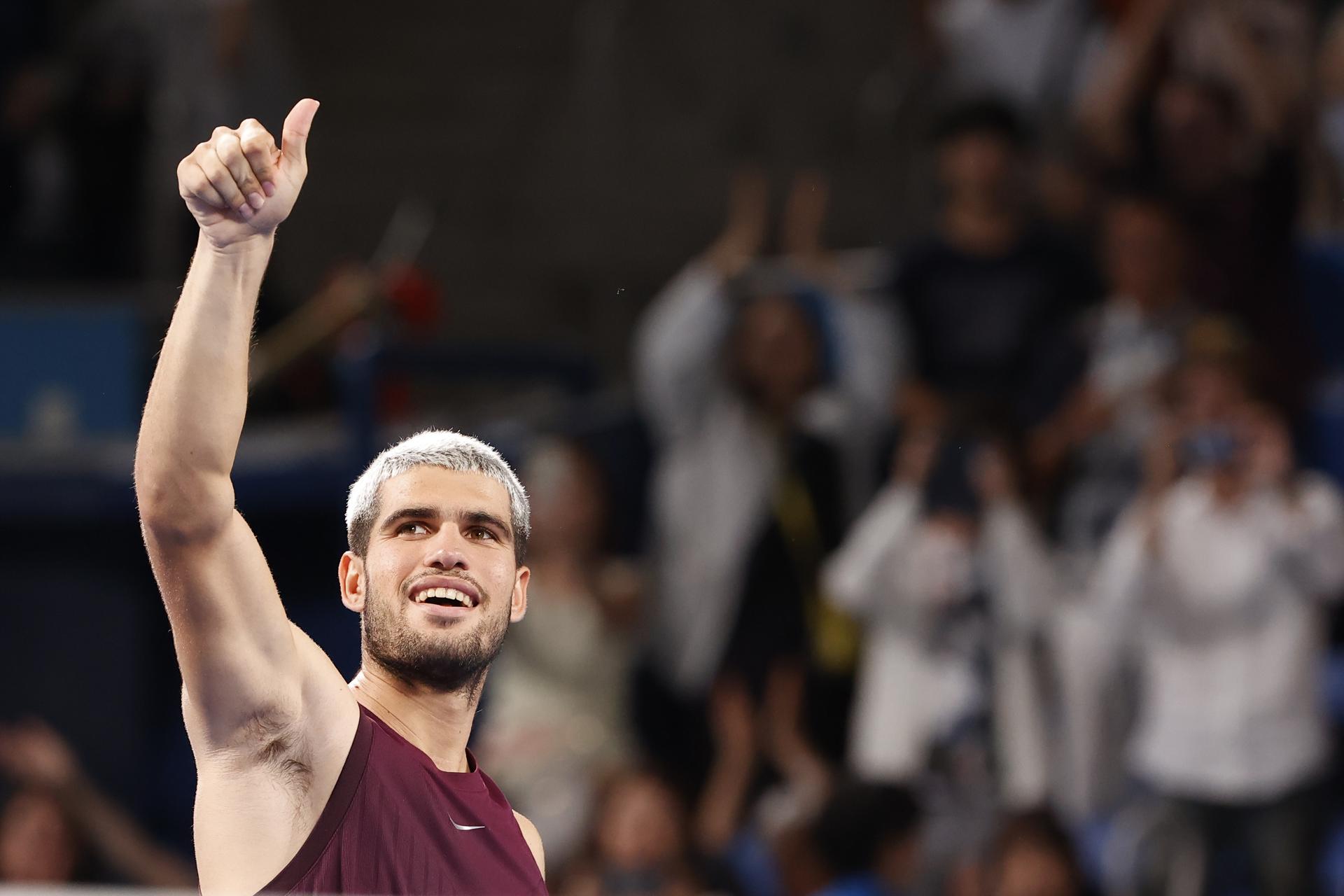El tenista español Carlos Alcaraz celebra la victoria en la semifinal contra el noruego Casper Ruud del torneo de Tokio, Japón. EFE/EPA/RODRIGO REYES MARIN
