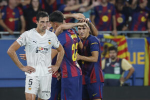 El defensa del Valencia César Tárrega (i) tras encajar el sexto gol, durante el partido de la cuarta jornada de LaLiga EA Sports que Barcelona y Valencia en el estadio Johan Cruyff. EFE/Toni Albir