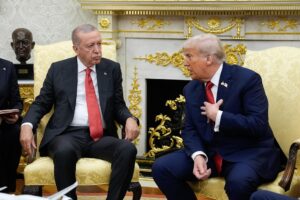 El presidente de Estados Unidos, Donald Trump, junto a su homólogo turco, Recep Tayyip Erdogan, en la Casa Blanca, este jueves. EFE/Yuri Gripas