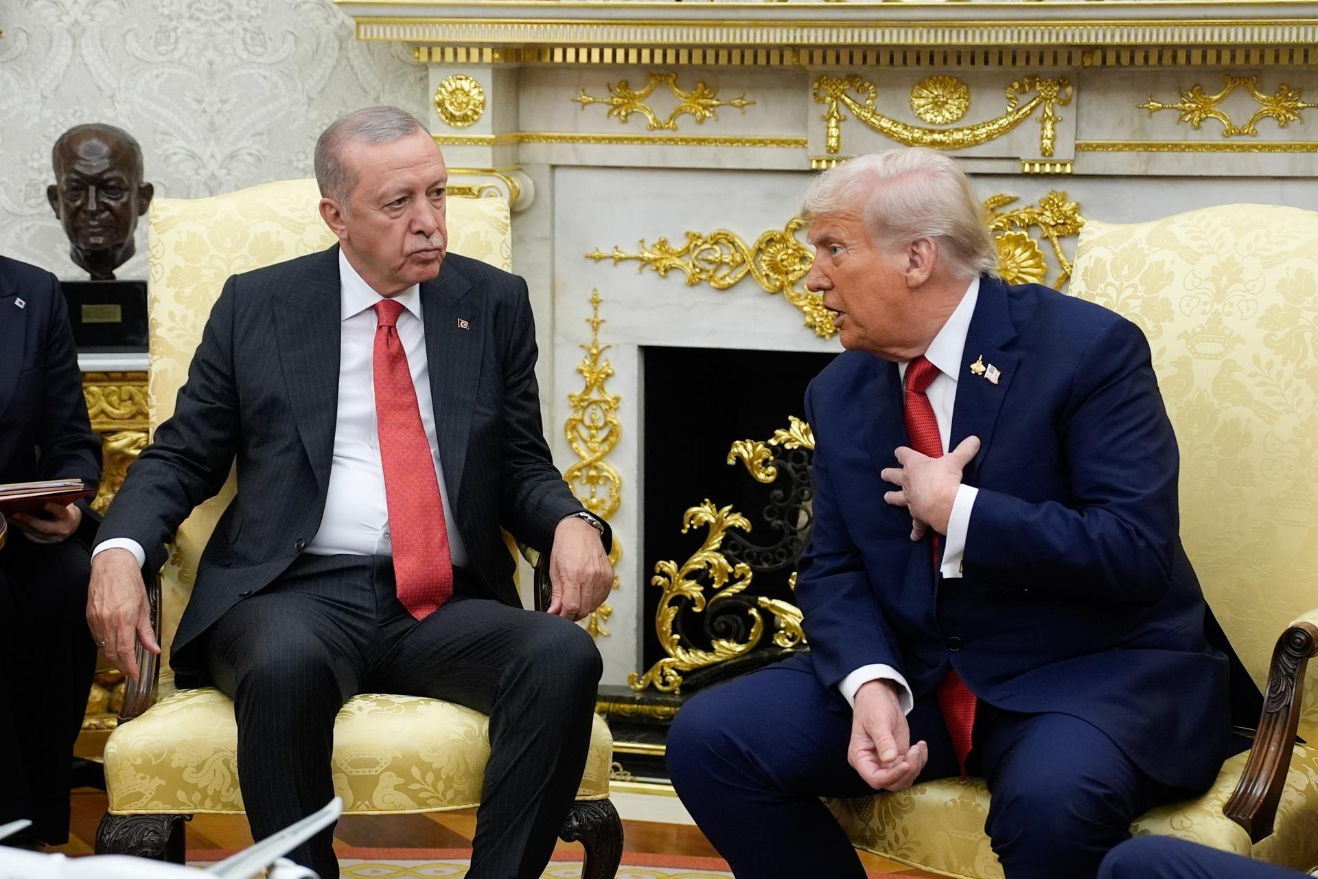 El presidente de Estados Unidos, Donald Trump, junto a su homólogo turco, Recep Tayyip Erdogan, en la Casa Blanca, este jueves. EFE/Yuri Gripas