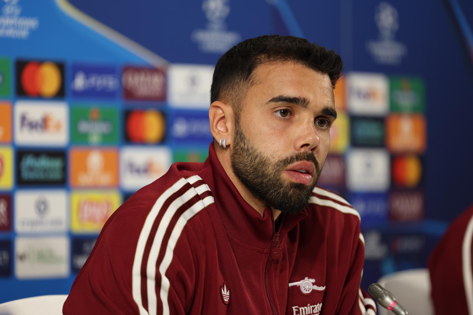 El portero internacional del Arsenal David Raya, en rueda de prensa previa al partido del martes ante el Athletic de Bilbao en San Mamés, choque de la primer jornada de la Fase de Liga de la Liga de Campeones.EFE/Luis Tejido