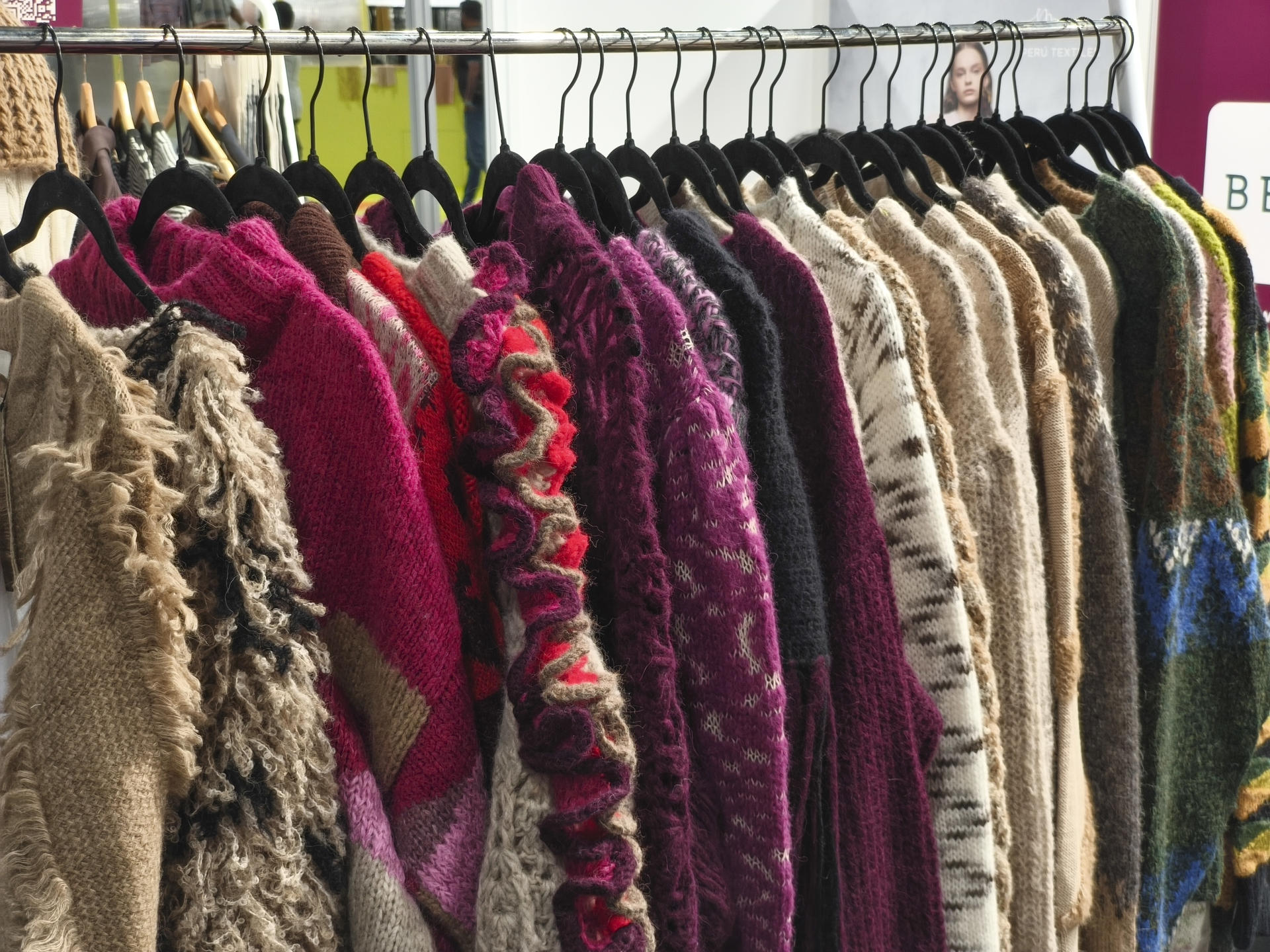 Perú ha desembarcado este martes en el salón Première Vision, en París, con 16 empresas textiles que reivindican la alpaca y el algodón Pima como emblemas de un país que busca consolidarse en Europa como proveedor de un lujo responsable. EFE/Isabel Rodríguez
