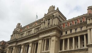 Fotografía de archivo de un sector del frontispicio de la sede principal de la Corte Suprema de Justicia de Argentina, en Buenos Aires. EFE/ Aitor Pereira.