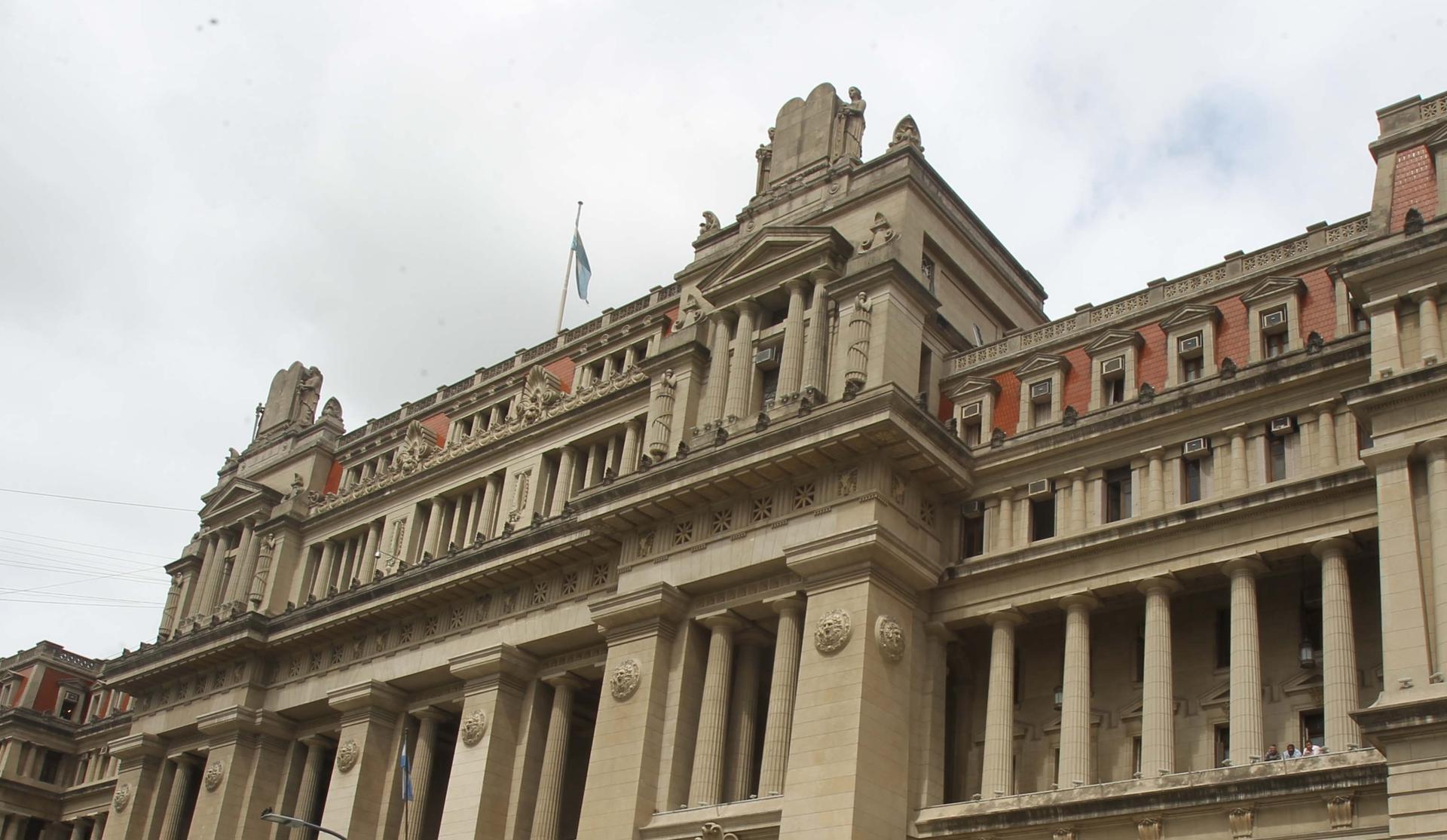 Fotografía de archivo de un sector del frontispicio de la sede principal de la Corte Suprema de Justicia de Argentina, en Buenos Aires. EFE/ Aitor Pereira.