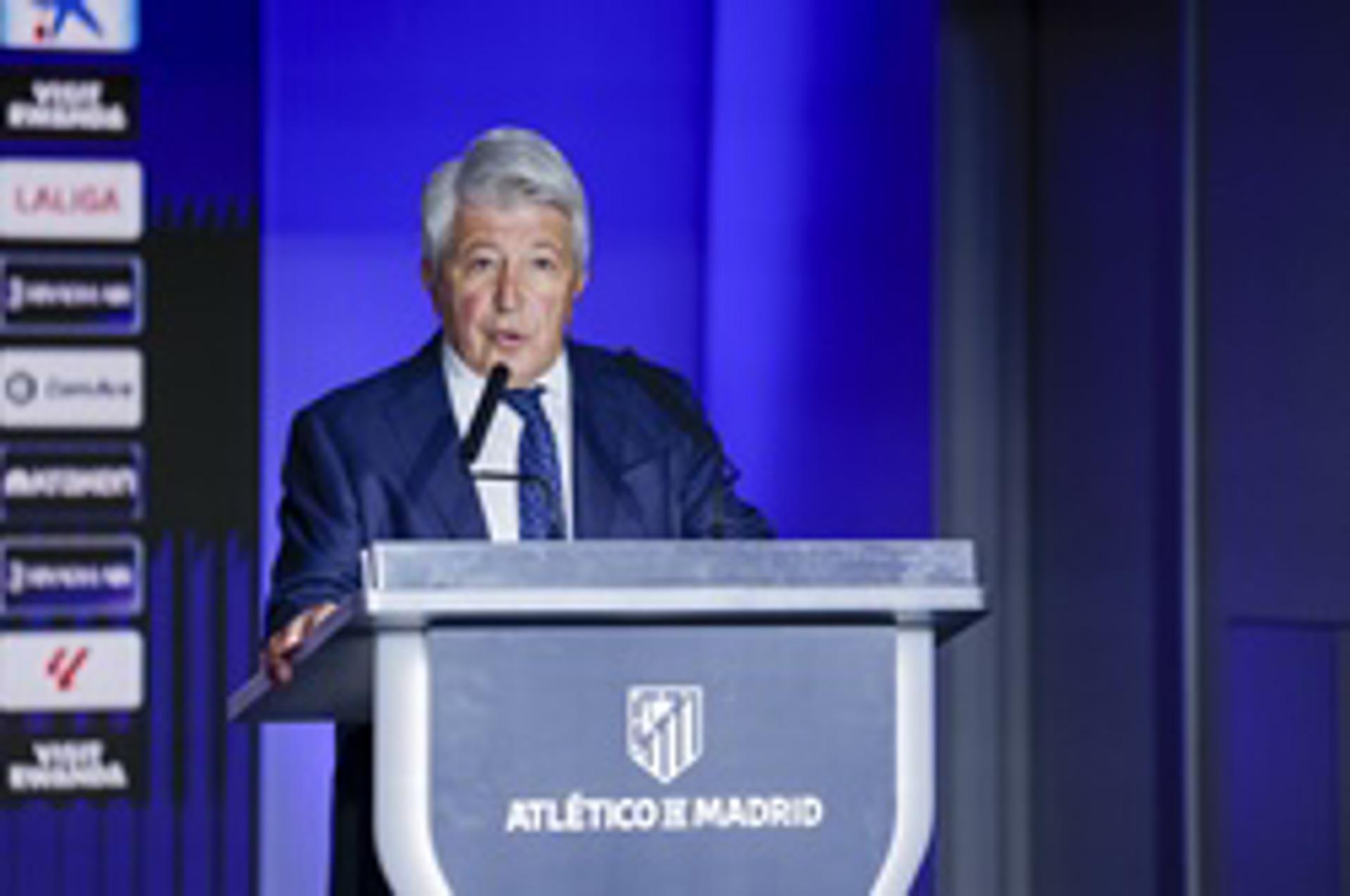 Enrique Cerezo, durante la presentación de Nicolás González. EFE/J.J. Guillen
