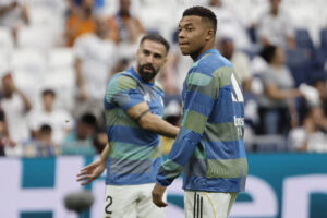 El delantero francés del Real Madrid Kylian Mbappé calienta este sábado, previo al partido de la jornada 5 de LaLiga EA Sports, que disputan el Real Madrid y el RCD Espanyol, en el estadio Santiago Bernabéu de la capital española. EFE/ Sergio Pérez