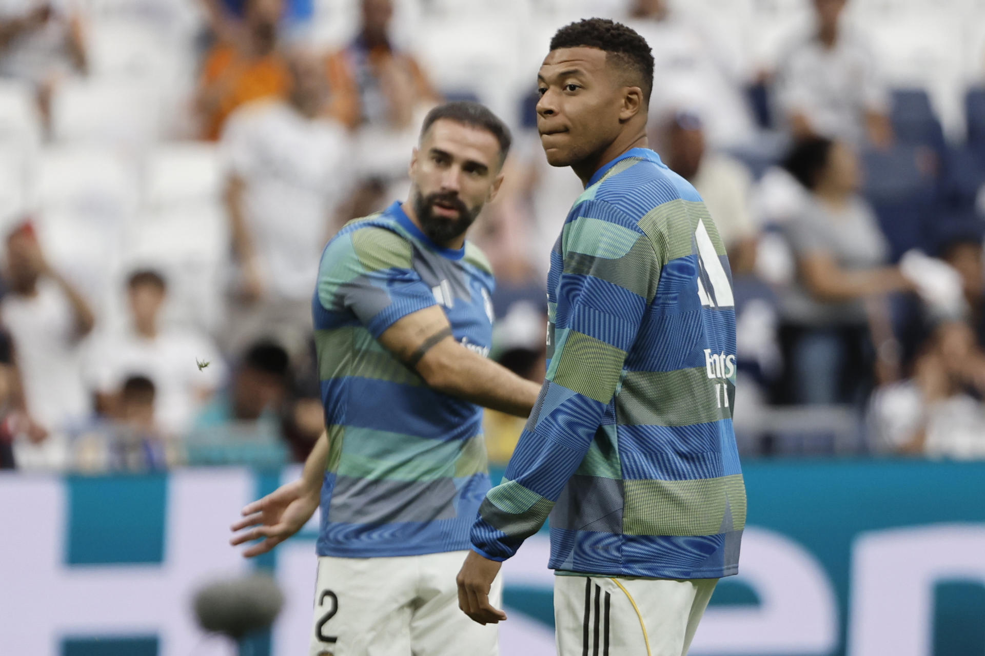 El delantero francés del Real Madrid Kylian Mbappé calienta este sábado, previo al partido de la jornada 5 de LaLiga EA Sports, que disputan el Real Madrid y el RCD Espanyol, en el estadio Santiago Bernabéu de la capital española. EFE/ Sergio Pérez