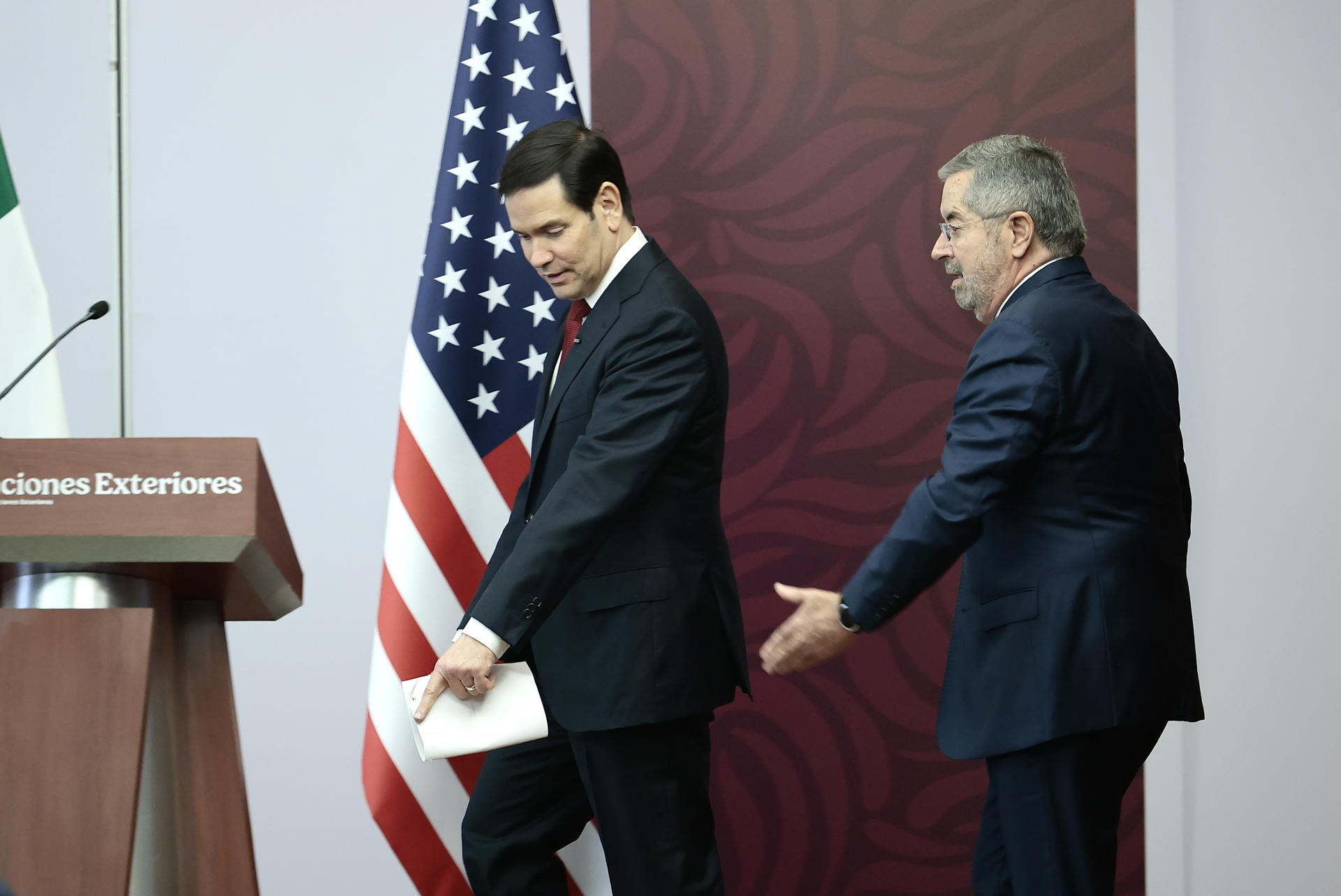 El secretario de Relaciones Exteriores, Juan Ramón de la Fuente (d) camina junto a el secretario de Estado de Estados Unidos, Marco Rubio (i), a su llegada a una rueda de prensa conjunta en la Cancillería de México este miércoles, en la Ciudad de México (México). EFE/Sáshenka Gutiérrez