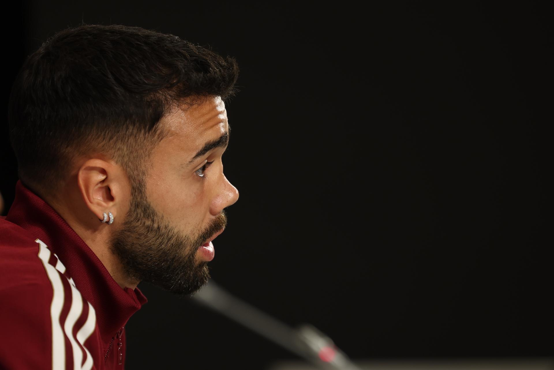 El portero internacional del Arsenal David Raya, en rueda de prensa previa al partido del martes ante el Athletic de Bilbao en San Mamés, choque de la primer jornada de la Fase de Liga de la Liga de Campeones.EFE/Luis Tejido
