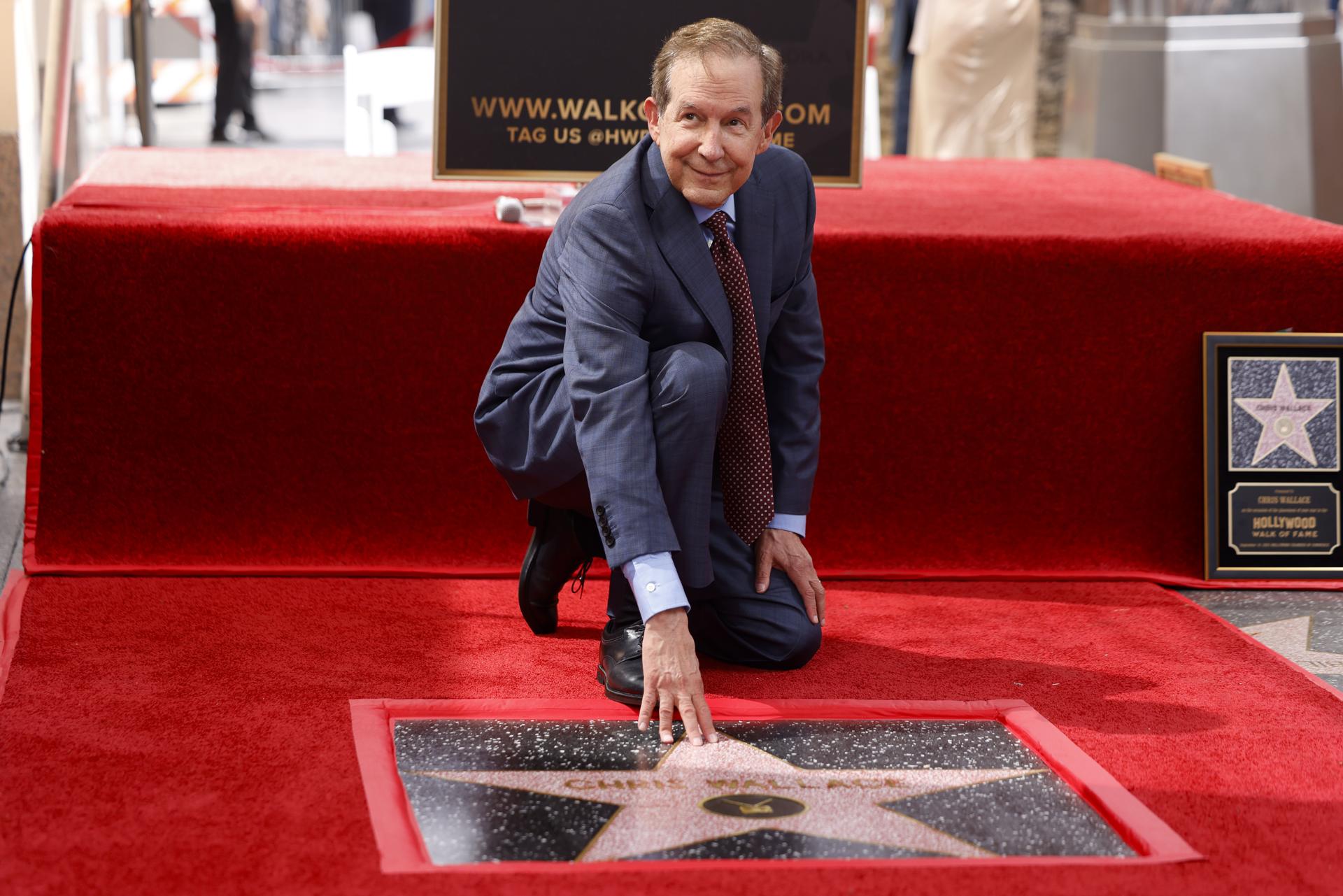 El presentador estadounidense Chris Wallace posa junto a su estrella en el Paseo de la Fama este jueves, en Los Angeles (EE.UU.) EFE/EPA/CAROLINE BREHMAN