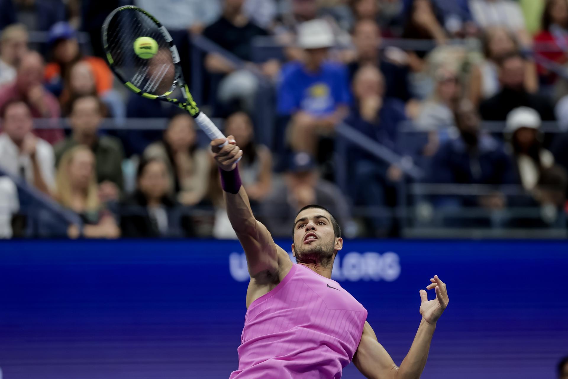 Carlos Alcaraz de España durante la final de individuales masculinos del Campeonato de Tenis Abierto de Estados Unidos. EFE/EPA/CRISTOBAL HERRERA ULASHKEVICH