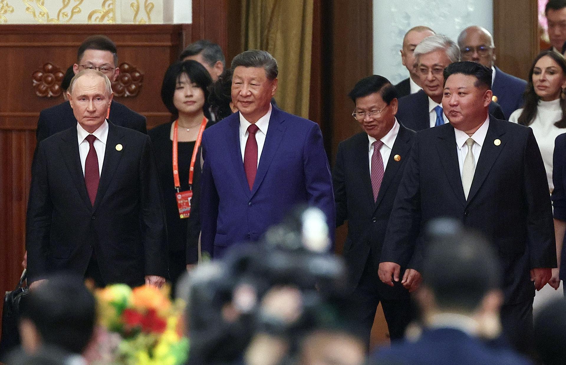 Los presidentes de China, Xi Jinping (C), Rusia, Vladímir Putin (I), y Corea del Norte, Kim Jong-un, este miércoles en Pekín. EFE/EPA/VLADIMIR SMIRNOV/SPUTNIK/KREMLIN POOL MANDATORY CREDIT