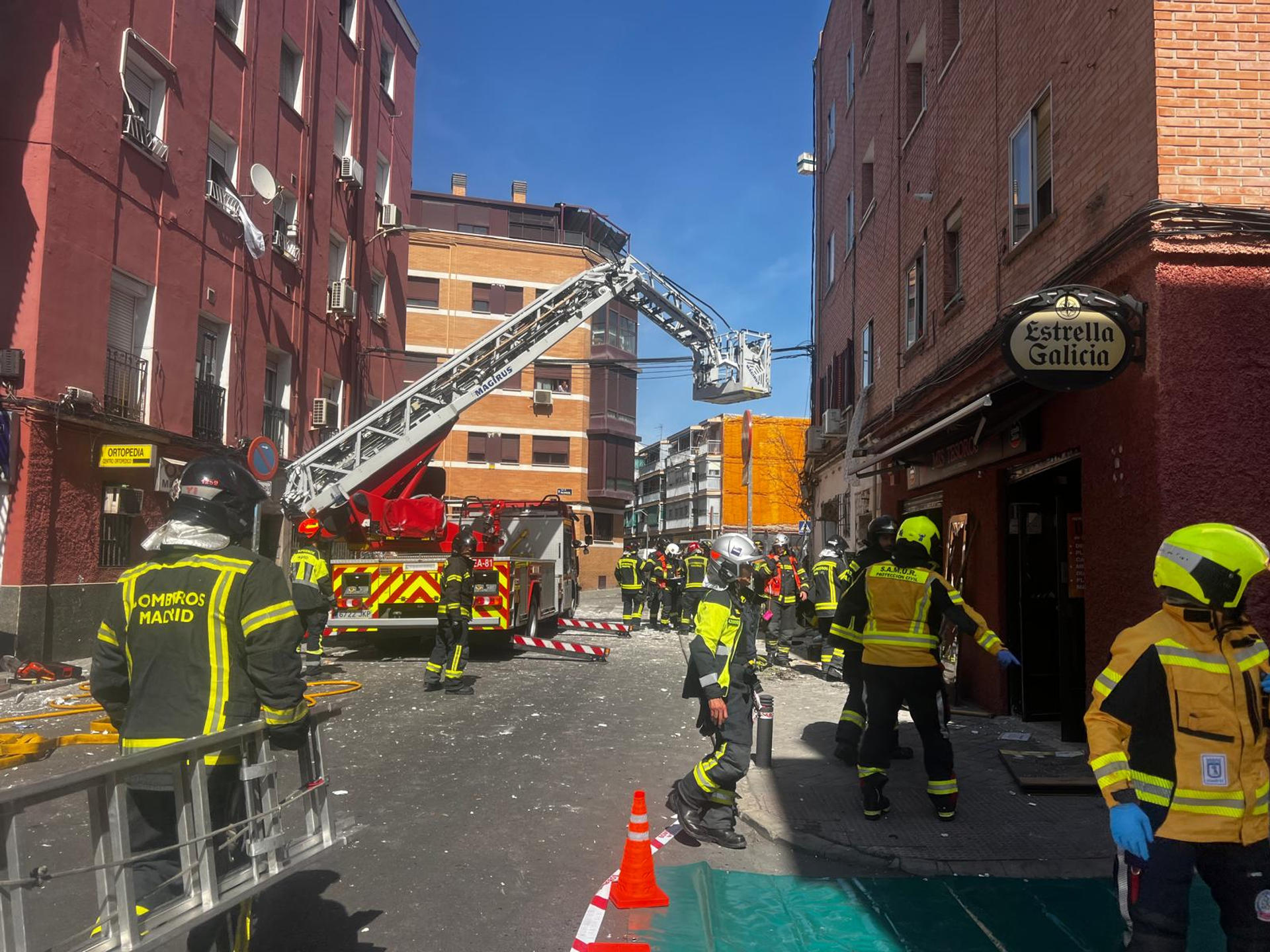 Al menos 14 personas han resultado heridas, una de ellas de gravedad, tras una explosión en el bar 'Mis Tesoros' de la calle Manuel Maroto de Puente de Vallecas, que ha afectado también al edificio superior de viviendas. EFE/Emergencias Madrid/SOLO USO EDITORIAL/SOLO DISPONIBLE PARA ILUSTRAR LA NOTICIA QUE ACOMPAÑA (CRÉDITO OBLIGATORIO)
