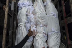Un niño pequeño entre los cadáveres de varias víctimas de una ofensiva en la localidad de Beit Lahia, en el extremo norte de la Franja de Gaza, el 20 de marzo de 2025.  EFE/ Ahmad Awad