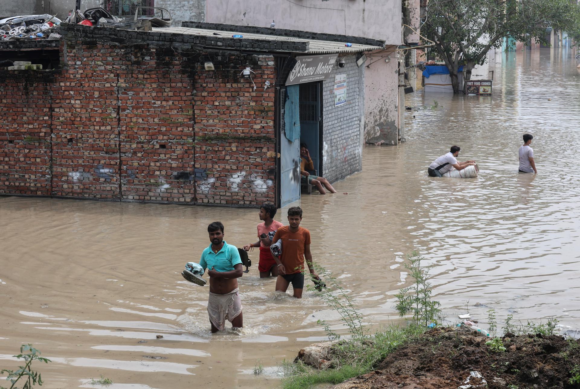 Imagen de las inundaciones provocadas en Nueva Delhi al desbordarse el río Yamuna. EFE/EPA/RAJAT GUPTA