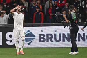 El jugador del Lazio Taty Castellanos (I) logra el 0-2 durante el partido de la Serie A que han jugado Genoa CFC y SS Lazio, en Génova. EFE/EPA/LUCA ZENNARO