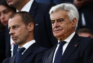 El expresidente de la Federación Española de Fútbol (RFEF) Pedro Rocha (d), junto al presidente de la UEFA, Aleksander Ceferin. EFE/EPA/ANNA SZILAGYI
