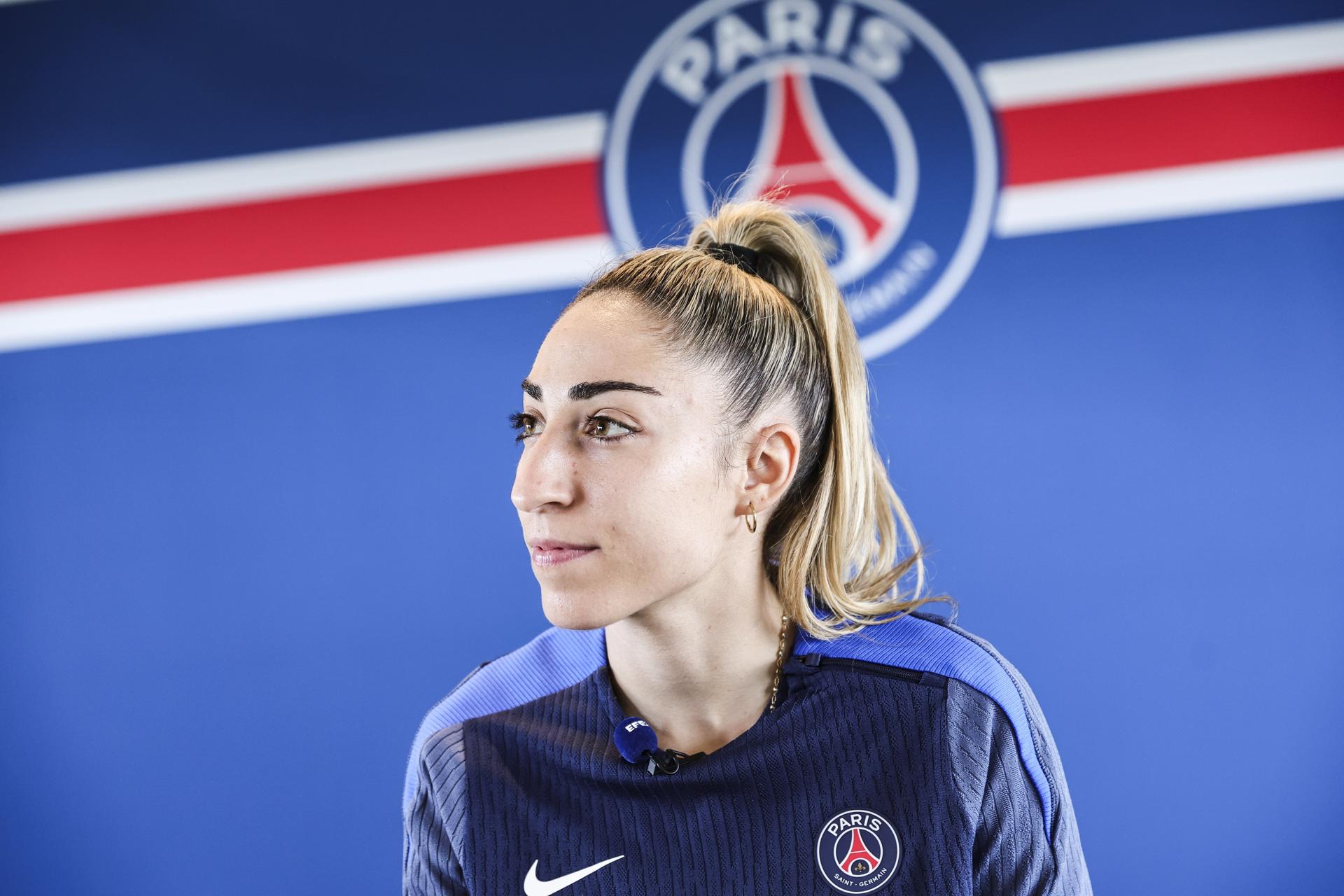 La española Olga Carmona, durante la entrevista con la Agencia EFE en el centro de entrenamiento del PSG en Poissy, al oeste de París. EFE/EPA/TERESA SUAREZ