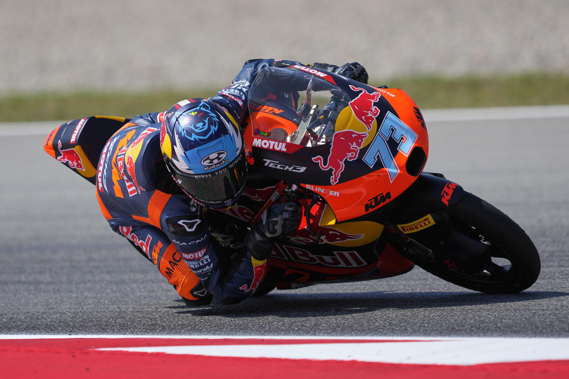 El piloto argentino de Moto3 Valentín Perrone (Red Bull KTM Tech3) durante los entrenamientos libres del Gran Premio de Cataluña, que se disputará este domingo en el circuito de Barcelona-Cataluña en Montmeló. EFE/Alejandro García