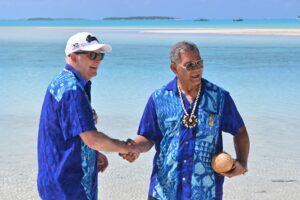 Imagen de archivo tomada en Aitutaki (Islas Cook) el 10 de noviembre de 2023, que muestra al primer ministro de Australia, Anthony Albanese (I), y al entonces primer ministro de Tuvalu, Kausea Natano (D), en un "retiro de líderes" durante el Foro de las Islas del Pacífico (PIF). EFE/EPA/MICK TSIKAS AUSTRALIA AND NEW ZEALAND OUT