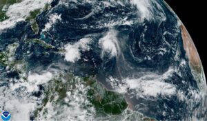 Fotografía satelital cedida donde se muestra el estado del clima en el Atlántico. La tormenta Humberto se fortalece este jueves en su avance por el Atlántico hacia el norte, mientras el huracán Gabrielle, ahora de categoría 1, se debilita durante su acercamiento a las Islas Azores de Portugal, expuso el Centro Nacional de Huracanes (NHC, en inglés) de Estados Unidos. EFE/NOAA-NHC