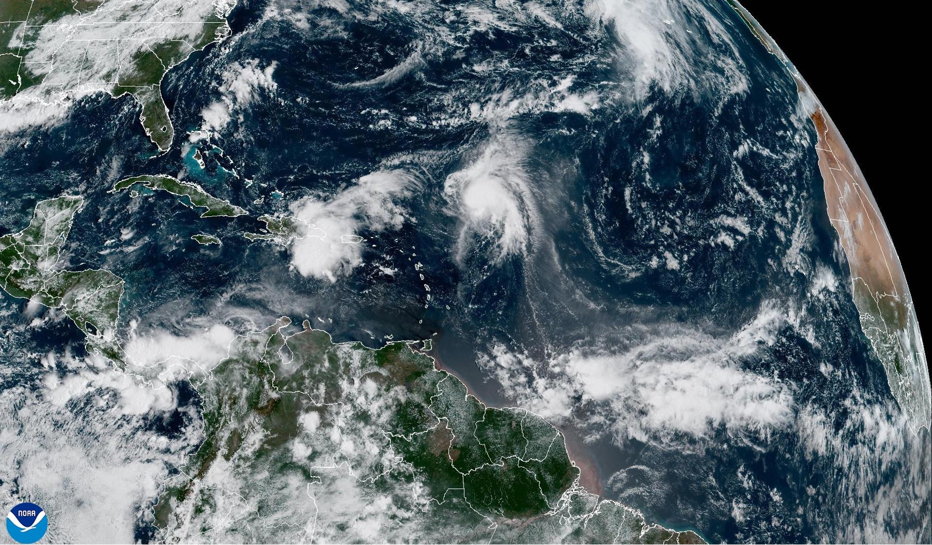 Fotografía satelital cedida donde se muestra el estado del clima en el Atlántico. La tormenta Humberto se fortalece este jueves en su avance por el Atlántico hacia el norte, mientras el huracán Gabrielle, ahora de categoría 1, se debilita durante su acercamiento a las Islas Azores de Portugal, expuso el Centro Nacional de Huracanes (NHC, en inglés) de Estados Unidos. EFE/NOAA-NHC