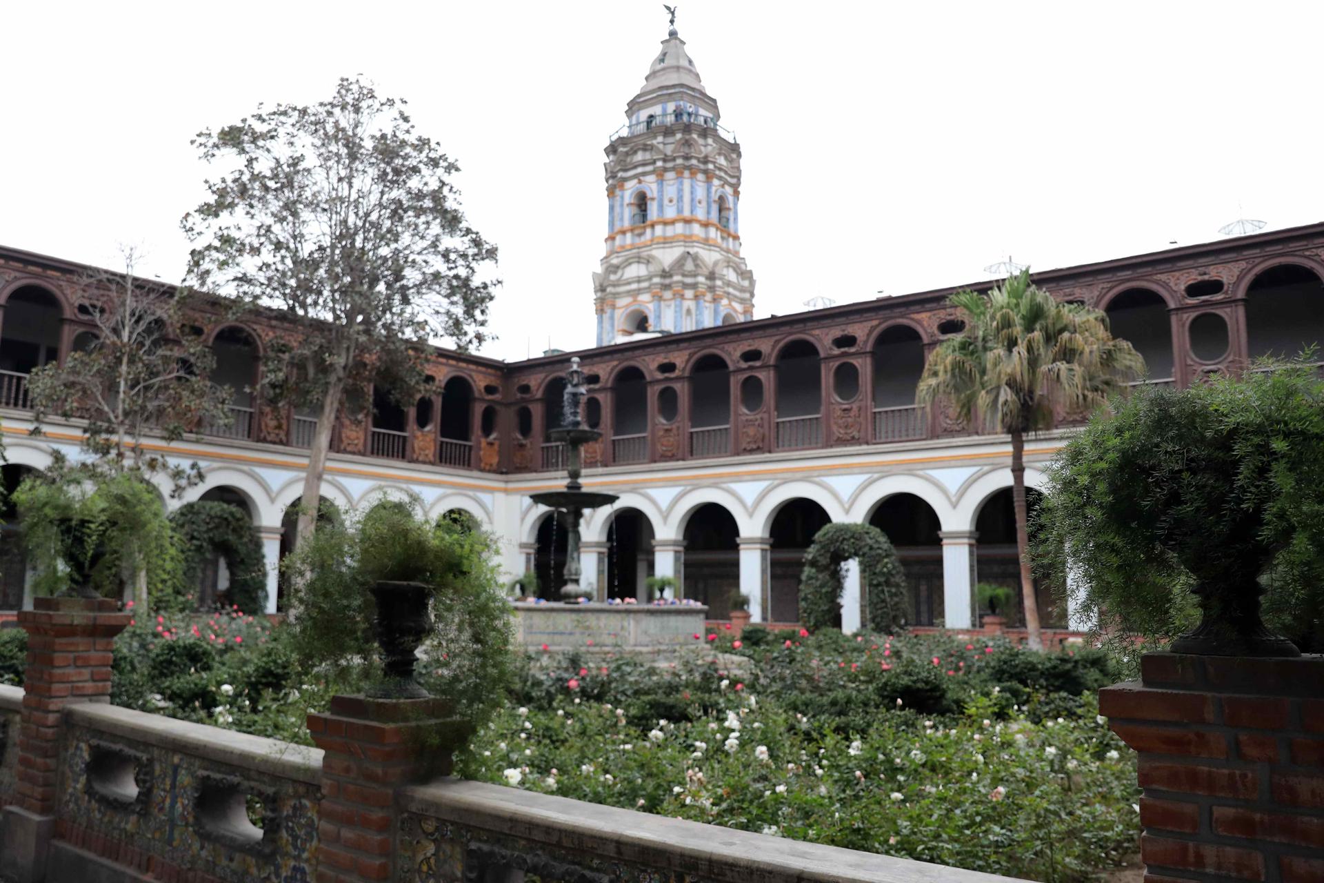 Fotografía de un jardín al interior del convento de Santo Domingo este lunes, en Lima (Perú). EFE/ Paolo Aguilar