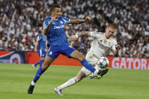 El delantero del Olympique Mason Greenwood (i) controla el balón ante Franco Mastantuono, del Real Madrid, durante el partido de la primera jornada de la Liga de Campeones que Real Madrid y Olympique de Marsella disputaron en el estadio Santiago Bernabéu. EFE/Sergio Pérez