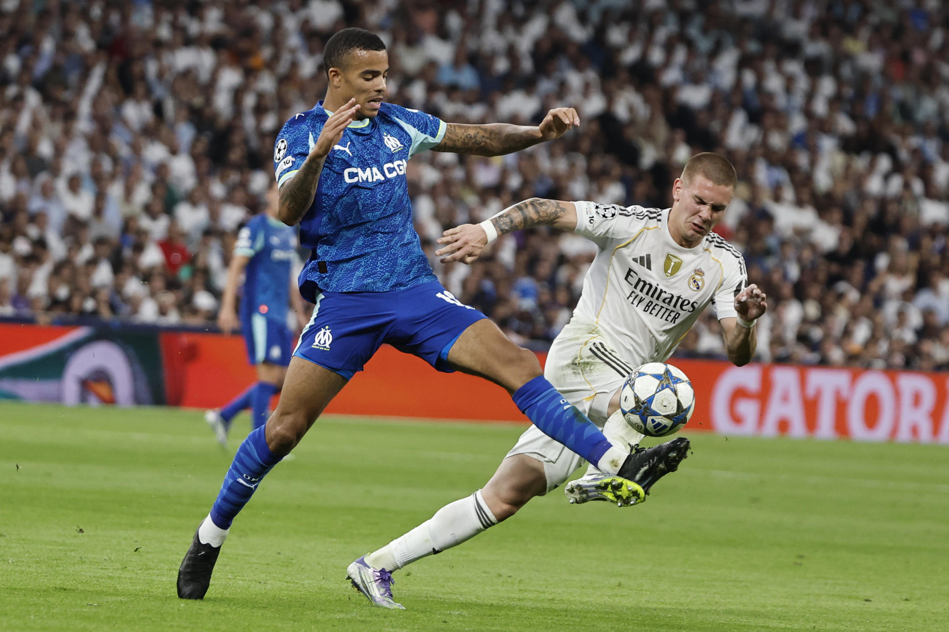 El delantero del Olympique Mason Greenwood (i) controla el balón ante Franco Mastantuono, del Real Madrid, durante el partido de la primera jornada de la Liga de Campeones que Real Madrid y Olympique de Marsella disputaron en el estadio Santiago Bernabéu. EFE/Sergio Pérez