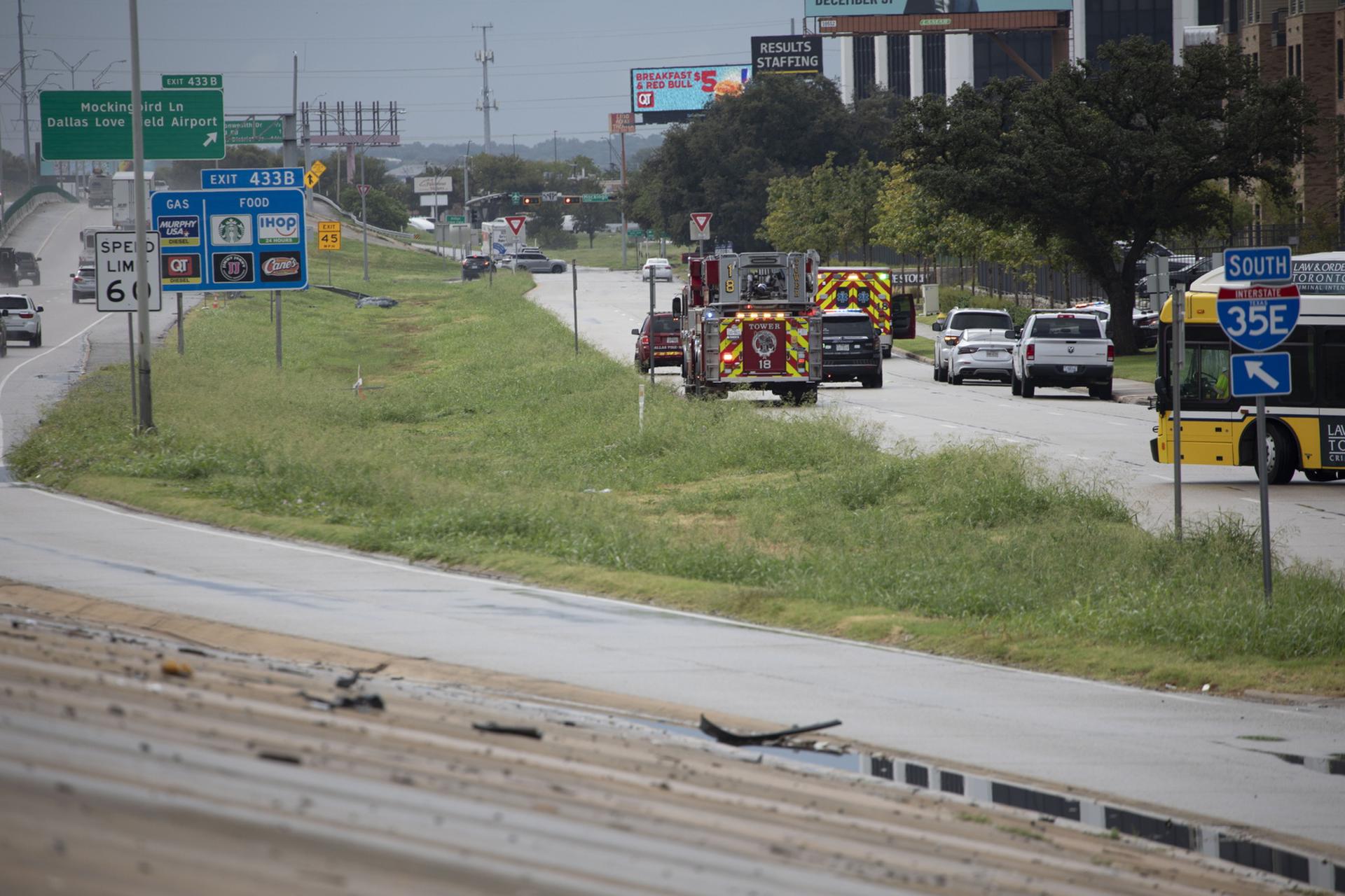 Autoridades tras un tiroteo en la oficina local del Servicio de Inmigración y Control de Aduanas (ICE), en Dallas, Texas, EE.UU., el 24 de septiembre de 2025. EFE/DANIEL MCGREGOR HUYER
