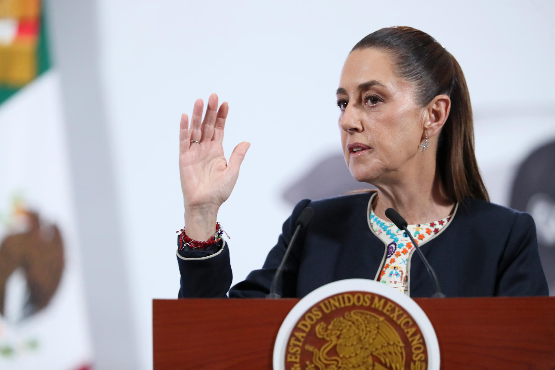 La presidenta de México, Claudia Sheinbaum, habla durante una rueda de prensa este lunes en el Palacio Nacional de la Ciudad de México (México). EFE/Mario Guzmán
