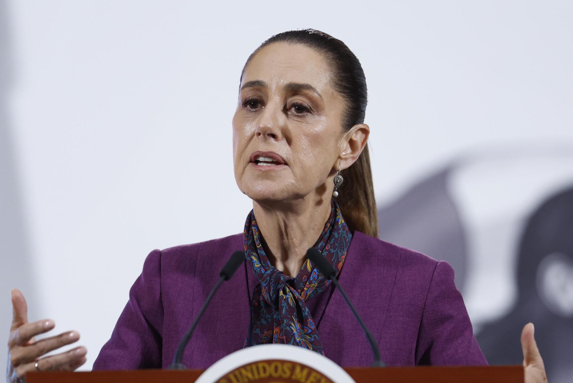 La presidenta de México, Claudia Sheinbaum, habla durante una rueda de prensa este miércoles, en Palacio Nacional de la Ciudad de México (México). EFE/Sáshenka Gutiérrez