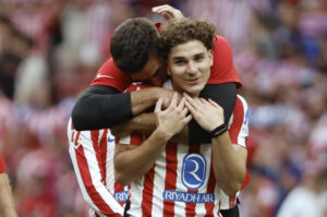 El delantero del Atlético de Madrid Julián Álvarez celebra durante el partido de LaLiga entre el Real Madrid y el Atlético de Madrid que se disputó en el estadio Riyadh Air Metropolitano este sábado. EFE/ Sergio Pérez