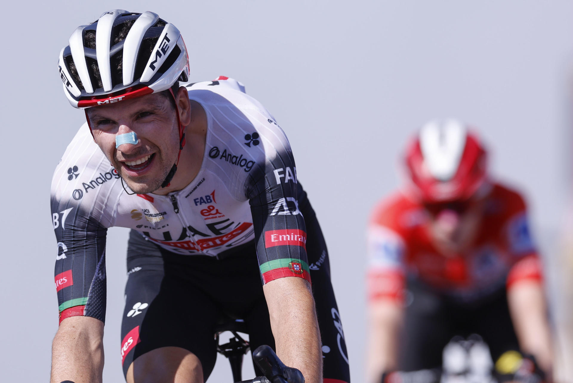 El portugués Joao Almeida (UAE Team Emirates-XRG) vence en la etapa 13 de la Vuelta Ciclista a España 2025 disputada entre el Cabezón de la Sal, y L'Angliru, de 202,7km de recorrido, este viernes. EFE/Javier Lizón