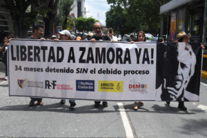 Personas se manifiestan para exigir la libertad del comunicador José Rubén Zamora este jueves, frente a las instalaciones de la Corte Suprema de Justicia, en Ciudad de Guatemala (Guatemala). EFE/ Alex Cruz