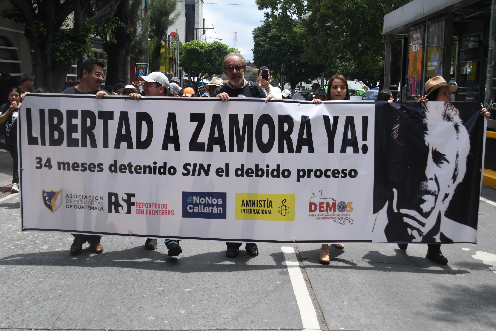 Personas se manifiestan para exigir la libertad del comunicador José Rubén Zamora este jueves, frente a las instalaciones de la Corte Suprema de Justicia, en Ciudad de Guatemala (Guatemala). EFE/ Alex Cruz