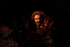 Fotografía cedida que muestra a la actriz Vera Farmiga en una escena de la película 'The Conjuring: Last Rites'. EFE. EFE/Giles Keyte Warner Bros Pictures