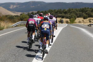 El pelotón durante la vigésima etapa de La Vuelta a España disputada este sábado entre las localidades madrileñas de Robledo de Chabela y el Puerto de Navacerrada con un recorrido de 165.6 km. EFE/ Javier Lizón