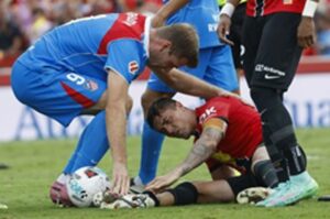 Sorloth se disculpa con Raíllo. EFE/Cati Cladera.