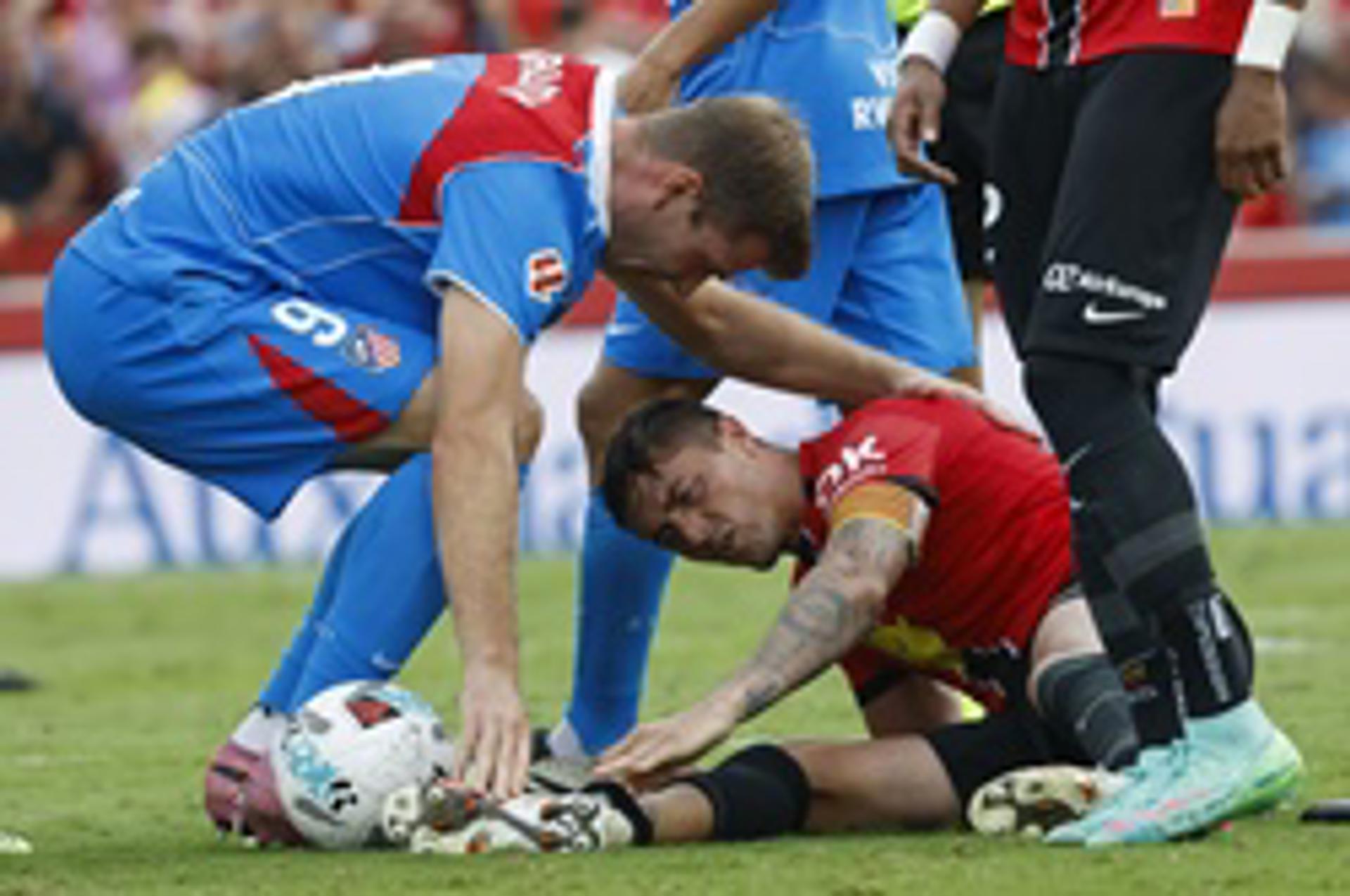 Sorloth se disculpa con Raíllo. EFE/Cati Cladera.