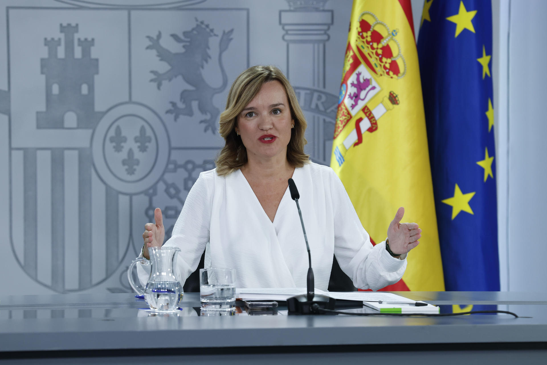 La portavoz del Gobierno y ministra de Educación, Pilar Alegría durante la rueda de prensa tras el Consejo de Ministros celebrado en La Moncloa, Madrid, este martes. EFE/JJ Guillén